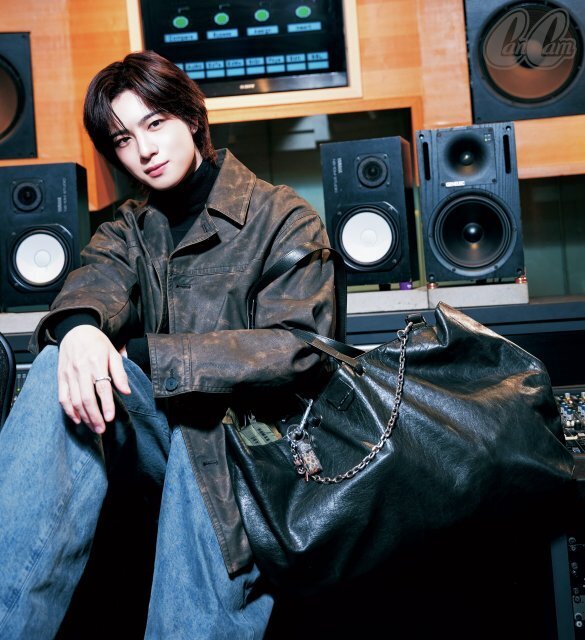 “総重量8.7キロのバッグ”話題のINI・佐野雄大、最新のバッグの中身披露「数日はいきていけるくらい」