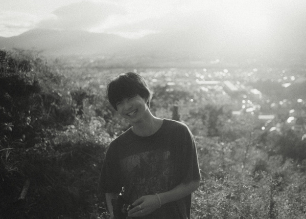 鈴木仁が写真展『zjine展』開催　“撮る側と撮られる側”2つの視点で構成　友人・見上愛らの写真も