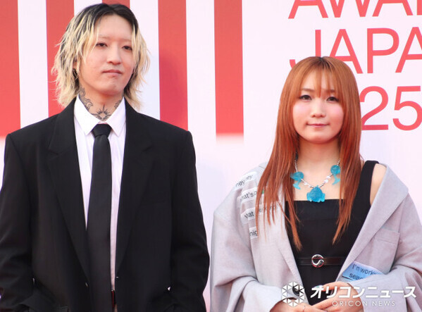 YOASOBI「風くんとばったり」　藤井風と“おそろいポーズ”の3ショットにファン歓喜「なんてすてきなショット」「日本を代表する2つのアーティストが1つの画面に」