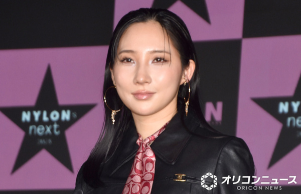 ファーストサマーウイカ、いつものハイテンションから一変　クールな表情で魅了