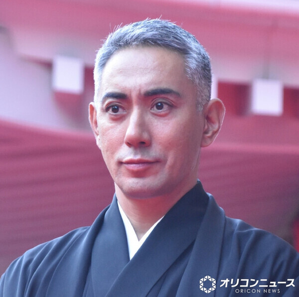 市川團十郎、長女・麗禾と“手つなぎ”お散歩ショット「久しぶりの“ギューッ”にほっこり」「恋人みたいな親子」「素敵な父娘」