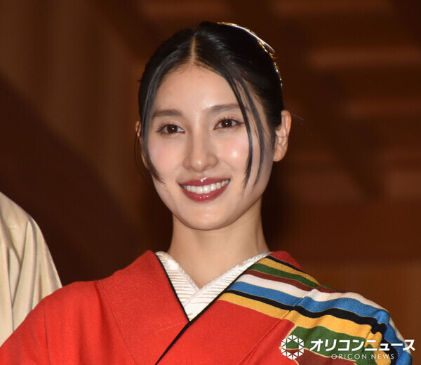 土屋太鳳、誕生日サプライズに笑顔　能楽堂ならではの贈り物に「わぁ！」