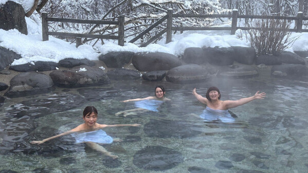 立ったまま入浴する混浴…　岡田結実も参戦　7日放送『温泉タオル集め旅』