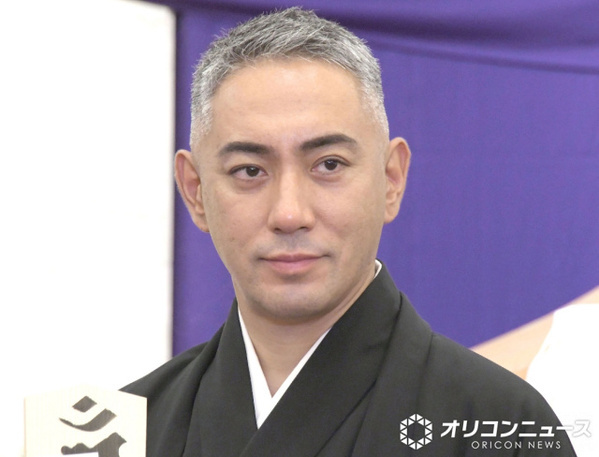 市川團十郎、親子3人でディズニー満喫　長女・麗禾＆長男・勸玄との記念ショット公開「なんかパパかわいい 笑」「3人似てる」　初体験のアトラクションも明かす