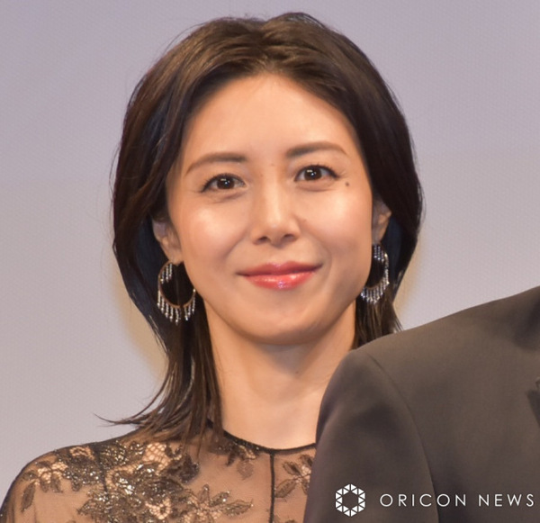 松嶋菜々子、“父親と腕を組んだ親子2ショット”「笑顔が素敵」「お顔が小さ〜い」「可愛いー」