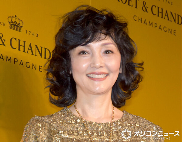 南果歩「女性初の」　大護摩祈祷での鮮やかな着物姿を公開　華麗な着こなしに絶賛する声「お美しい」「素敵過ぎます！」