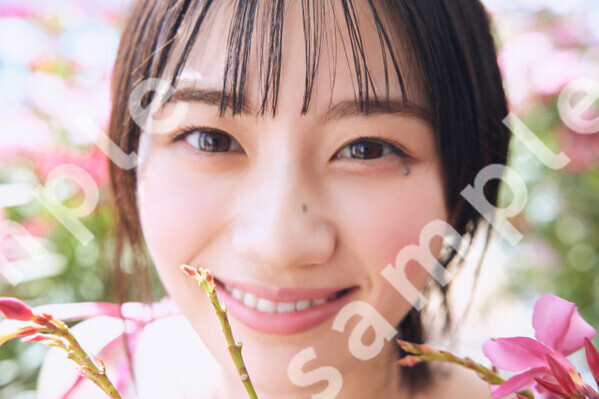 乃木坂46の5期生・川崎桜、夜の撮影で“眠そうな素の表情”特典ショット公開　写真集発売記念の“生配信”企画詳細発表