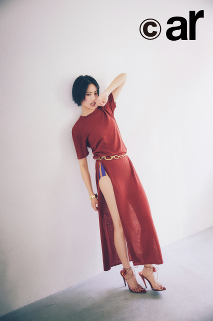 安斉星来、まぶしすぎる美脚　大胆コーディネートで魅了