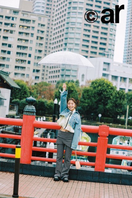 大原優乃、引き締まった腹筋ちらり　ドキドキ必至の衣装で魅せる