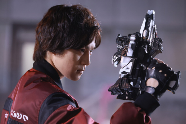 【超宇宙刑事ギャバン インフィニティ】第1話「赤いギャバン」あらすじ　怜慈と刹那、2人のギャバンが出会う