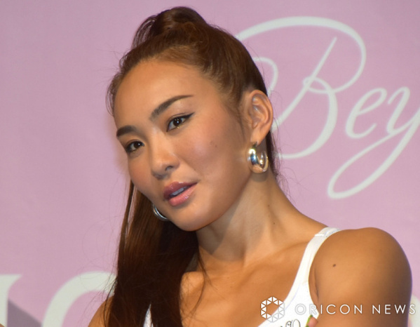 フィットネスプロデューサー・AYA、ふっくらお腹の近況ショット　SNS「何故そんなにカッコいいのだ」