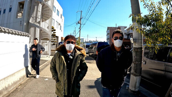 浜田雅功＆中田翔、サングラス＆マスク姿で変装　ニセ番組の取材→サプライズ登場