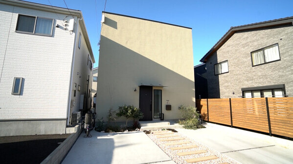 縦長の土地を奥行きと高さで開放感バツグンに→建築費に驚き　山根＆遼河「すごい！」『となりのスゴイ家』1日放送