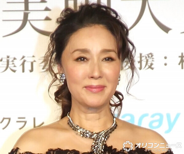 浅野ゆう子、長身の夫と並びアロハポーズ　夫婦でハワイ旅行を満喫「素敵 かっこいい」「楽しそう」　2017年に“熟年婚”