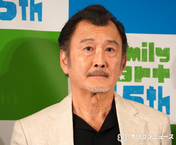 吉田鋼太郎、ファミマウェアの新商品紹介しようとしたら「渡されてないよ…」