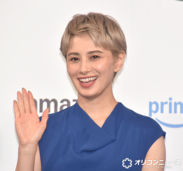 37歳・ホラン千秋、密着“ハグ”ショットに反響「お幸せに」「生涯のパートナー!!」「ついにそこまで」