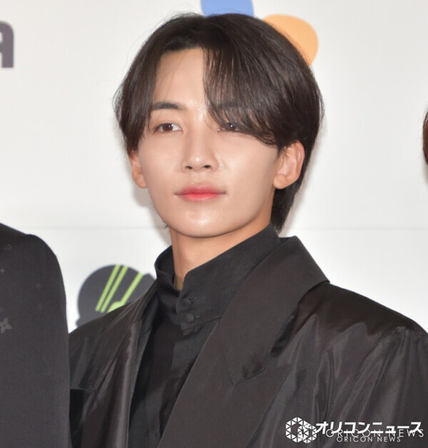 兵役中のSEVENTEENジョンハン、変装なしで日本の居酒屋に登場「ビジュほんとカッコ良すぎる」「沖縄行ってたんだね〜」