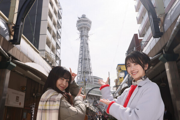 波瑠＆麻生久美子、通天閣をバックに笑顔　W主演『月夜行路』大阪ロケ写真公開