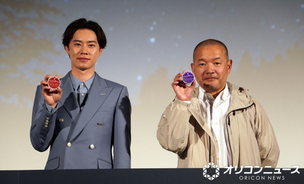 戸塚純貴、撮影合間に紙巻きたばこ　ステージ上でもたばこたしなむ　JT新商品を体験