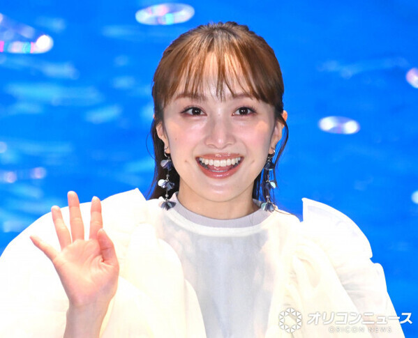 ももクロ百田夏菜子、水族館にサプライズ登場で会場どよめき　子どもたちも笑顔に