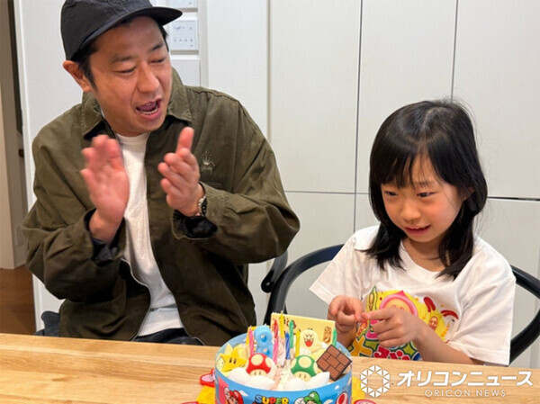 パンサー尾形の妻・あいさん、横顔チラリ　娘の8歳誕生日を祝福…母娘で寄り添う微笑ましいショットも
