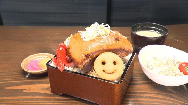 『オモウマい店』富山の定食屋、500グラムのお肉がドン「角煮重」1700円　「感覚がバグってる」ビッグサイズメニューずらり