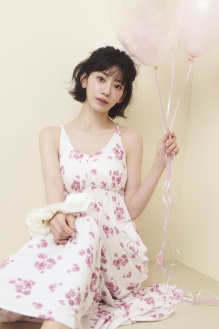 LE SSERAFIM・SAKURA、甘くやわらかい空間で美背中披露　「ジェラピケ」新作ビジュアル“桜”公開