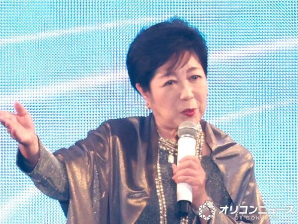 【TGC】小池百合子東京都知事、約9年ぶりTGC出演で金コーデ　サプライズに会場どよめき