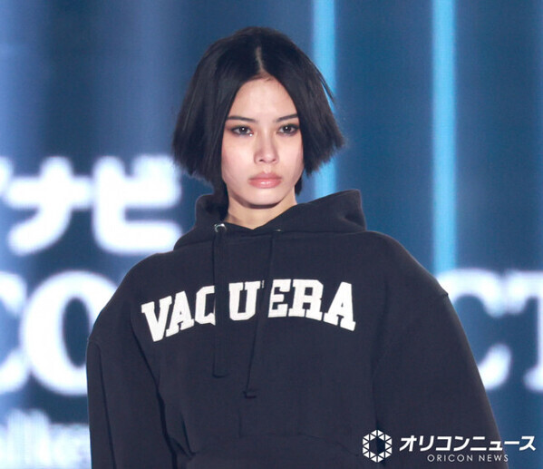 【TGC】安斉星来、黒フーディーから大胆美脚　シャープな眼差しで存在感放つ