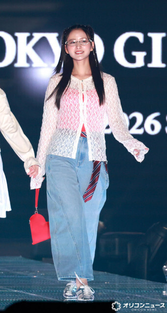 【TGC】乃木坂46金川紗耶、ハーフツイン＆メガネ姿で会場魅了　圧巻のスタイル披露