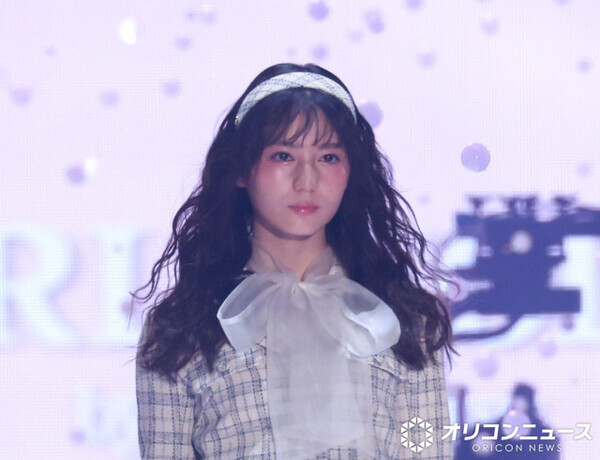 【TGC】日向坂46小坂菜緒、大人ガーリーで存在感　アンニュイな表情に観客釘付け