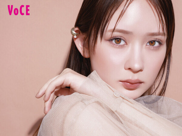 畑芽育、美肌オーラが爆裂　注目ブランドのアイパレを使ったメイクを披露