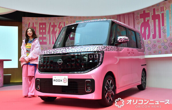 仲里依紗、ド派手カラーの“コラボカー”＆イベント会場にご満悦「私なりの配慮です」