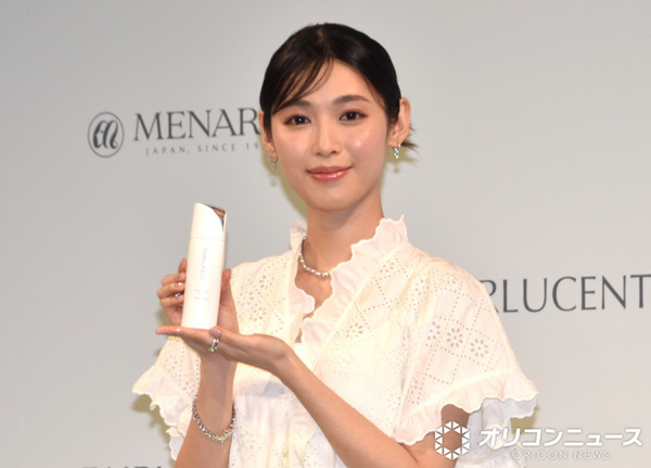 『豊臣兄弟！』で話題の白石聖、書道で“達筆”ぶり披露　感嘆の声があがる