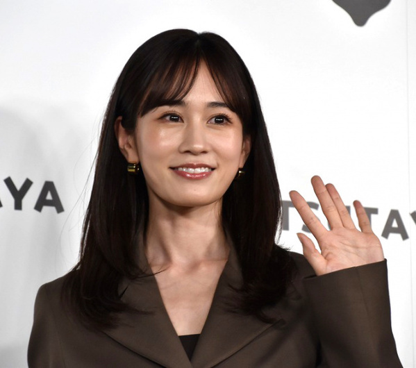 “過去最大露出”に挑戦した前田敦子、写真集公式Xが「違法です」と呼びかけ