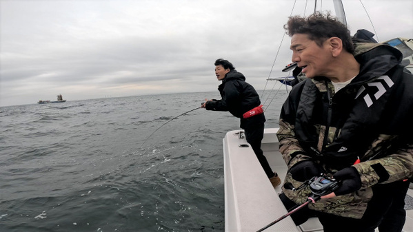『旅サラダ』藤木直人、旧知の仲・上田晋也と初ロケ　2人で海釣り2ショット　最後は50センチ超え真鯛狙って東京湾へ【コメント有り】