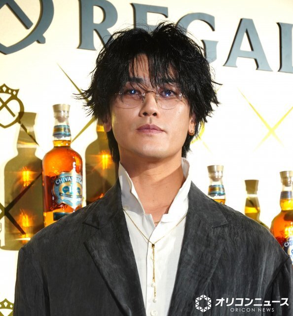 赤西仁、ゴールドアクセにリムレス眼鏡で大人の色気　フォトコールで事務所退所に言及し苦笑い「言っちゃいけないこと言ってないですよね？」