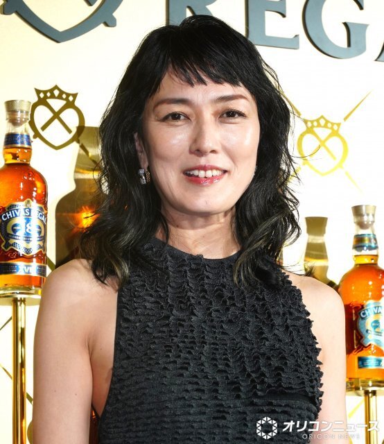 板谷由夏、タイトな黒ロングドレスから二の腕スラリ　意外な一面を告白「実はメソメソしている」