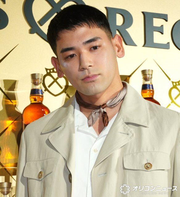 本木雅弘の長男・UTA、フォトコールでまさかの歌声披露　尾崎紀世彦「また逢う日まで」が十八番