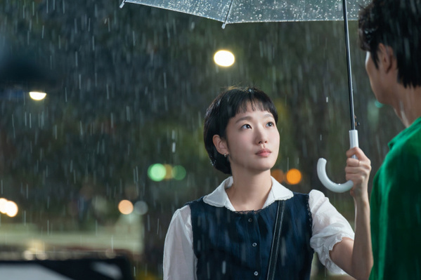 キム・ゴウン“ユミ”、キム・ジェウォンに傘を差し伸べ…　『ユミの細胞たち』シーズン3、スチール公開「愛される最大の理由は共感」