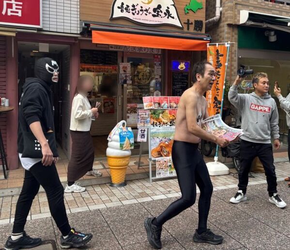 江頭2：50「好きなYouTuber」1位返り咲きに歓喜の“号外配布”　直前の告知も多くの“あたおか”集結