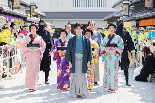 なにわ男子・長尾謙杜“太秦サポーター”に就任「いつかメンバーとも一緒に訪れたい」　1200人の観客を前に笑顔で練り歩き