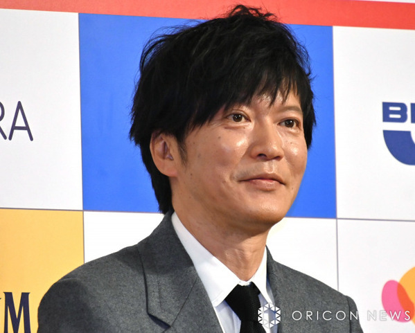 “画伯”田辺誠一、鈴木亮平の似顔絵を披露「人5：ゴリ5くらい」　鈴木も感激「ヒトゴリの配分も注文通り！さすがすぎます！」