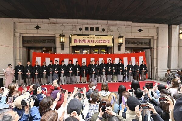 歌舞伎俳優21人、道頓堀でお練り…熱狂・大阪締め　閉館迫る大阪松竹座、芝居の街に感謝