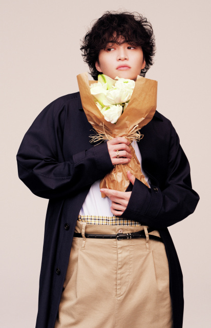 菊池風磨、ギフト選びの基準は「自分が本当にいいと思ったもの」　“花束×柔らかパーマ”の春らしいビジュアル公開