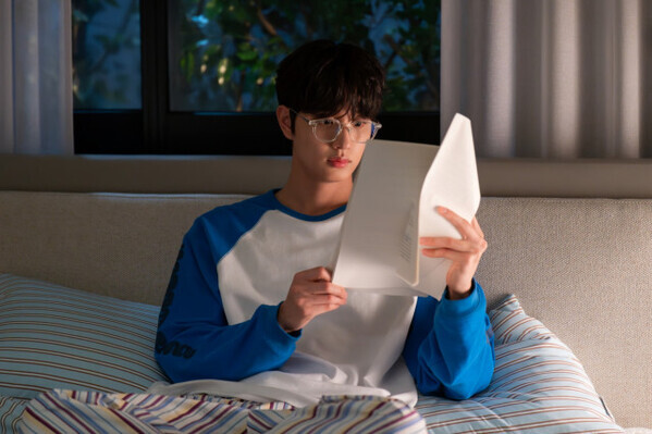 キム・ジェウォン、“完璧主義者”と“引きこもり”の魅力全開　韓国ドラマ『ユミの細胞たち』シーズン3、スチールカット公開