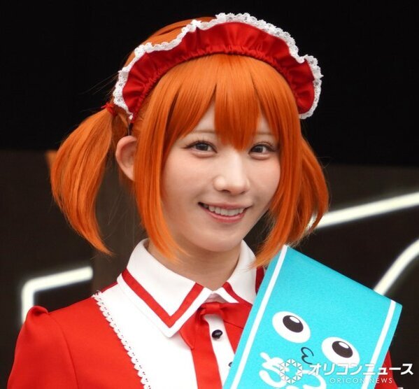 えなこ、KFCの1日店長に就任　赤×白の衣装とチキンカラーのウィッグ披露