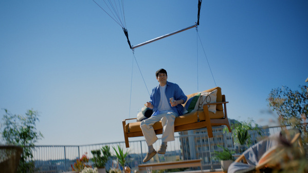 松山ケンイチ、浮遊するソファーで空を舞う　7台のクレーン、スタッフ200人の壮大な撮影で映像化