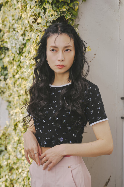 柴咲コウ、美へそチラリ　ファッションブランド新作を華麗にまとう