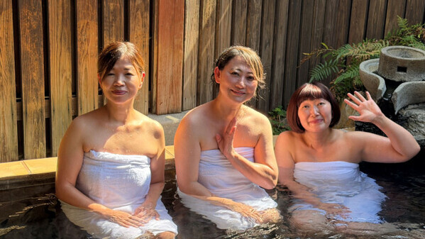 乳白色の美肌湯、モデル顔負けの早着替え…　友近＆加納が入浴ヘビーローテーションに挑戦　4日放送『温泉タオル集め旅』